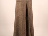 pantalon large en laine marron, avec des boutons sur le devant