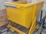 un conteneur jaune posé sur un chariot dans un garage