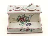 une boîte blanche ornée d'un motif de fleurs roses