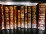 de nombreux livres anciens alignés sur une étagère dans une bibliothèque