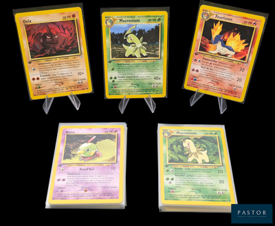 Quatre cartes Pokémon différentes sont représentées sur un fond noir.