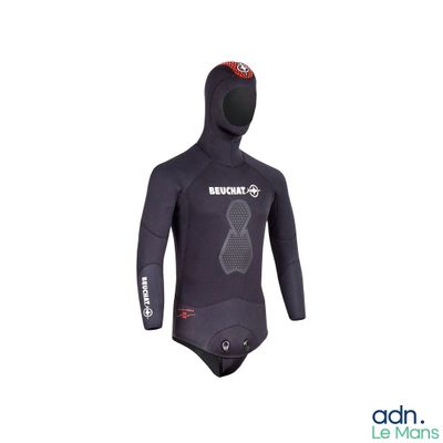 La combinaison est noire et est dotée d'une cagoule.