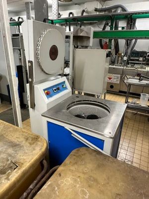 une photo d'une cuisine avec un lave-vaisselle et un plan de travail