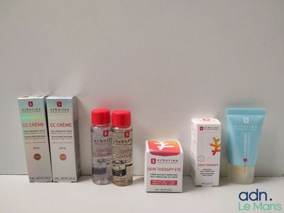 de nombreux types de produits de soins de la peau exposés sur une table