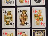 une photo d'un jeu de cartes posé sur une table