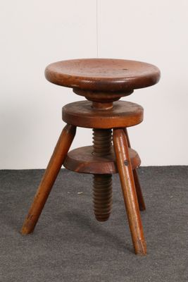 une photo d'un tabouret en bois avec une assise en bois posé sur un tapis