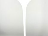 un socle blanc surmonté d'un bol en argent