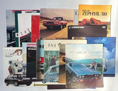 un grand nombre de livres posés sur une table