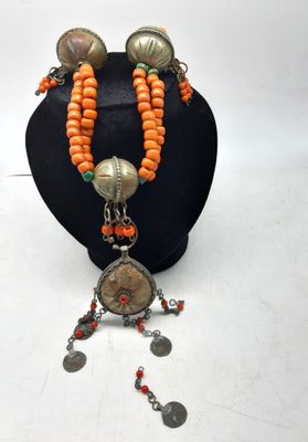 une photo d'un collier et de boucles d'oreilles présentés sur un mannequin