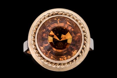 une image d'une bague sertie d'un diamant brun