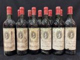 six bouteilles de vin sont alignées sur un fond noir