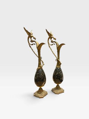 une paire de vases anciens en laiton sur des socles