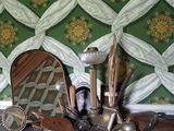 une photo représentant une table avec un miroir, un miroir, une paire de chaussures et une paire de ciseaux