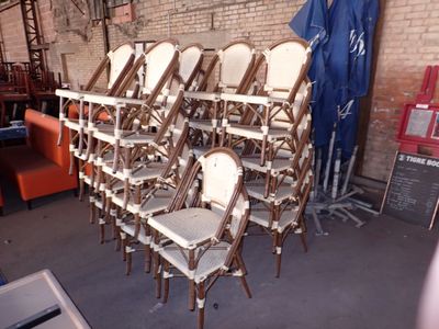 beaucoup de chaises empilées dans une pièce
