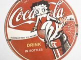 une enseigne Coca-Cola sur le mur d'un immeuble