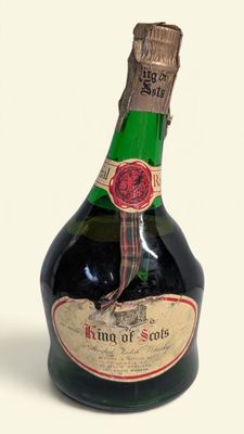 une bouteille de vin posée sur une table