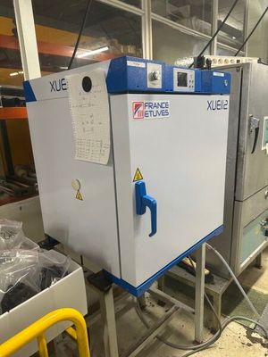 une machine qui se trouve à l'intérieur d'un bâtiment