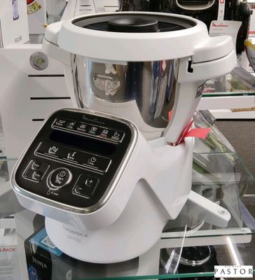 un mixeur posé sur une table en verre dans un magasin