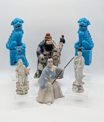 cinq figurines représentant des personnages asiatiques sont exposées