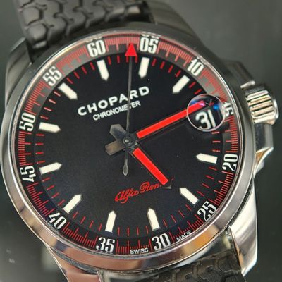 la montre est noire et rouge, avec une trotteuse rouge deuxième deuxième deuxième deuxième deuxième deuxième deuxième deuxième deuxième troisième troisième troisième troisième troisième troisième troisième troisième troisième troisième troisième troisième