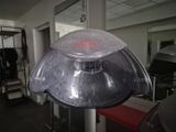 un grand parapluie suspendu au plafond