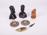 trois pièces en bronze et des figurines en bronze sont disposées sur une surface blanche