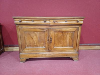 une armoire en bois surmontée de deux portes