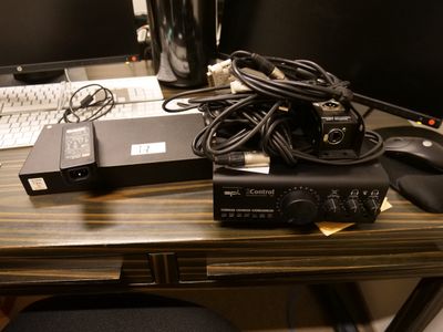 un bureau sur lequel se trouvent un ordinateur portable, un clavier, une souris et d'autres appareils électroniques