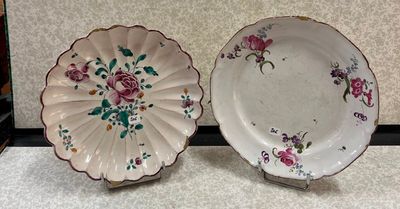 deux assiettes à motifs floraux posées sur une table