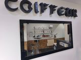le reflet d'un bar dans un miroir accroché au mur