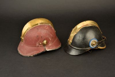 deux casques posés côte à côte sur une surface noire