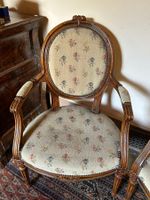 6223-1003 / ENT / Paire de fauteuils en noyer mouluré et scu… (photo 2)
