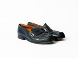 gros plan d'une paire de chaussures sur une surface blanche