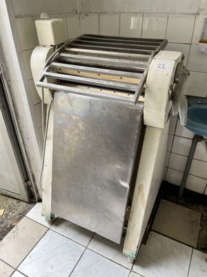 une machine qui se trouve dans le coin d'une pièce