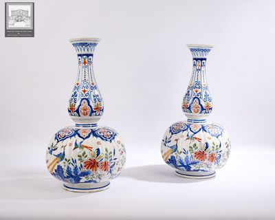 paire de vases bleus et blancs posés sur une surface blanche