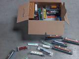 une boîte en carton remplie d'objets hétéroclites sur le sol