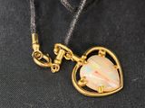 un gros plan d'un collier orné d'un pendentif en forme de cœur