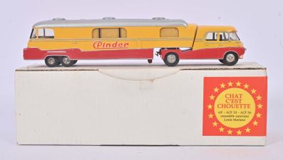 un bus jouet posé sur le dessus d'une boîte