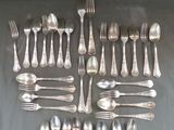 beaucoup de cuillères et de fourchettes en argent sur la table