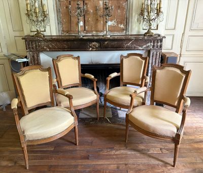 six chaises disposées devant une cheminée