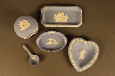 WEDGEWOOD. Ensemble d'objets en biscuit bleu à décor dans le…