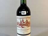 une bouteille de vin posée sur une table