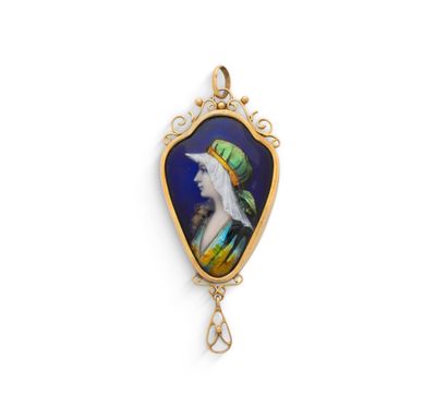 un pendentif en or et émail représentant un cheval blanc coiffé d'un chapeau vert