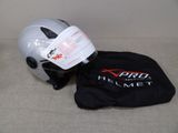 un casque et un t-shirt posés par terre