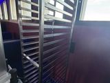 une vue de l'intérieur d'un bus équipé d'un lavabo et d'un miroir