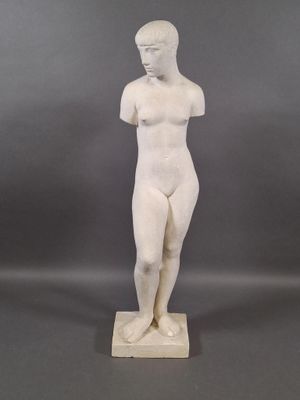 une statue en marbre blanc représentant une femme debout sur un socle carré