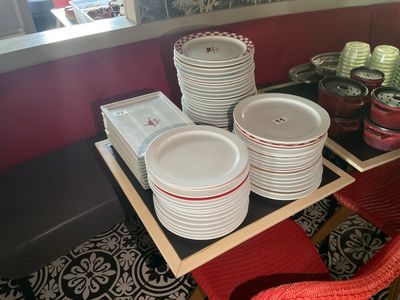 beaucoup d'assiettes sur une table de restaurant