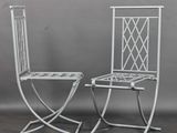 une paire de chaises en métal blanc avec des dossiers en treillis, sur fond gris
