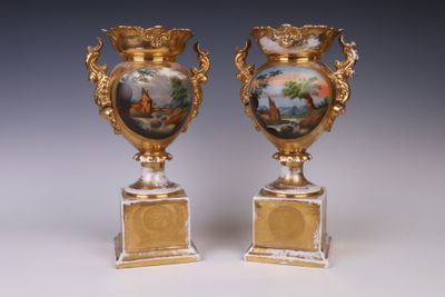 paire de vases anciens ornés de scènes peintes, posés sur des socles en marbre
