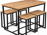 La table et les tabourets sont en bois et en métal